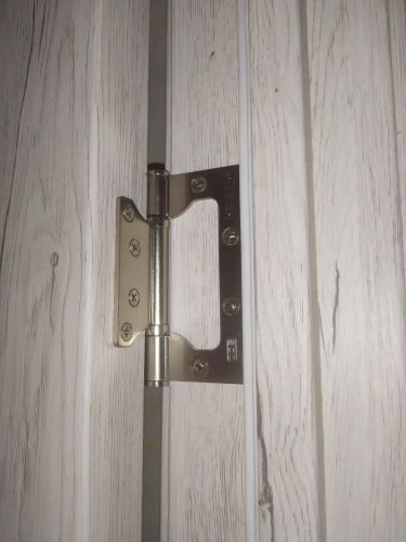 Установлены новые петли, уменьшен проем, закреплены наличники, обновлена отделка, улучшена герметичность, обеспечена плавность закрывания, усилена конструкция, добавлены уплотнители.