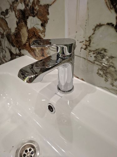 Установка комплекта: Тумба + Раковина + смеситель + зеркало