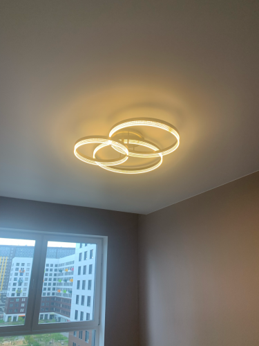 Установлено световое устройство на потолке, подключены провода, проверена работоспособность. Обеспечено надежное крепление, выравнивание конструкции, выполнено тестирование освещения.