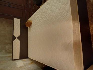 Собрана двуспальная кровать: установлены изголовье, каркас, закреплены крепления, уложен матрас. Готово к использованию.