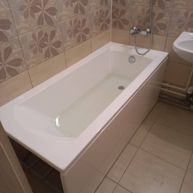 Заменены прокладки, устранены протечки, отрегулирована арматура бачка, восстановлена герметичность соединений, проверена работа сливного механизма, очищены засоры.