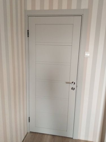 Выполнена установка запорного механизма в деревянную дверь. Проведены работы по точной разметке, вырезу отверстия, закреплению ручки и проверке функциональности.