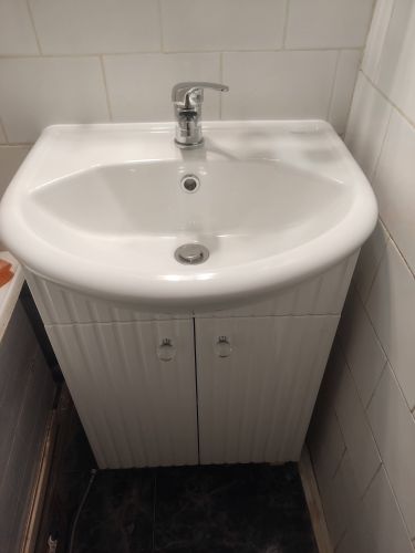 Установлен новый кран на раковину, подключены водопроводные трубы, проверена герметичность соединений, обеспечена стабильная подача воды, выполнена чистовая отделка поверхности.