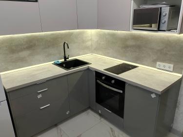 На кухне установлена столешница из ДСП, выполнены вырезы для мойки и варочной панели, закреплены элементы, обработаны швы, обеспечена надежная фиксация и эстетичный вид.