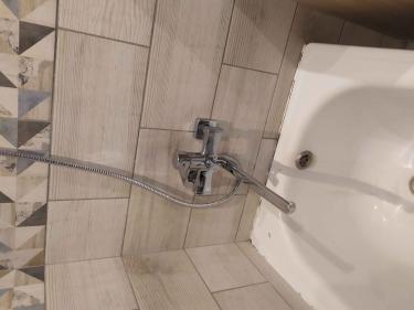 Установлен новый кран, обеспечивающий надежное перекрытие воды. Проведена замена старого устройства, выполнена проверка герметичности и функциональности. Работы завершены успешно.