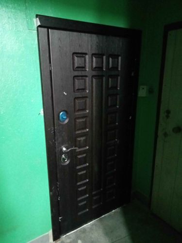 Установлена новая металлическая дверь, отрегулированы петли, заменены замки, укреплён короб, улучшена шумоизоляция, обновлён уплотнитель, проверена работоспособность всех механизмов.