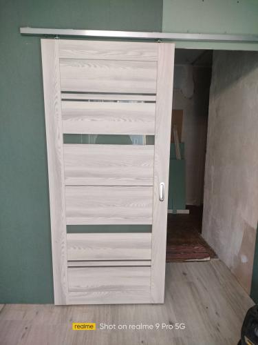 Установлена раздвижная конструкция: закреплены направляющие, размещена одна створка, обеспечено плавное скольжение, выполнена регулировка, проверена функциональность, завершена отделка.