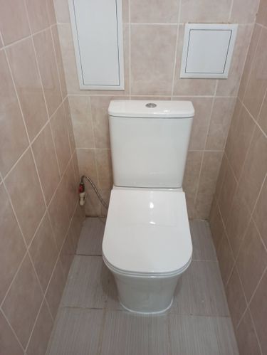 Установлен новый сливной механизм, заменены прокладки, устранены протечки, закреплено основание, подключен водопровод, проверена герметичность соединений, отрегулирована кнопка спуска.