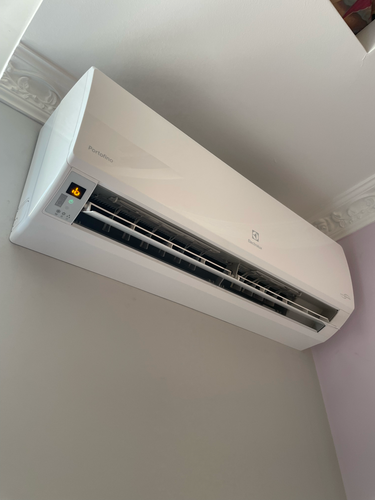 Выполнена очистка фильтров, удаление пыли с внутренних деталей, дезинфекция системы, проверка дренажа, восстановление воздушного потока, улучшение работы устройства.