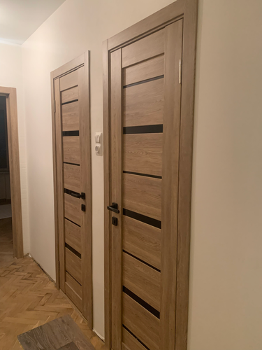 Установлены дополнительные элементы на внутренние двери, обеспечивая завершённый вид и гармонию с интерьером. Работа выполнена аккуратно, с точной подгонкой и креплением.