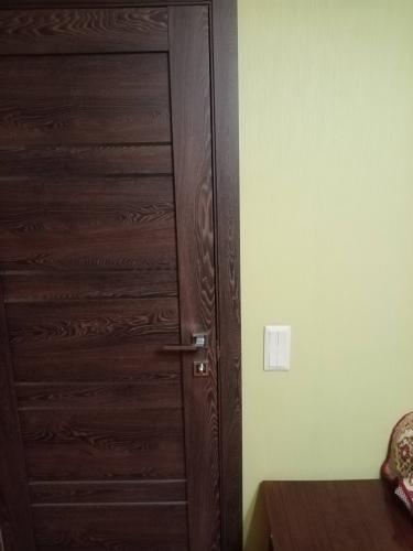 Установка дверного наличника