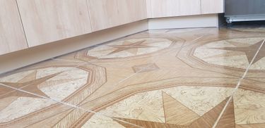 Проведена установка новой розетки с подведением электричества. Проложены кабели, выполнено подключение к сети, проверена работоспособность. Все работы завершены аккуратно и безопасно.