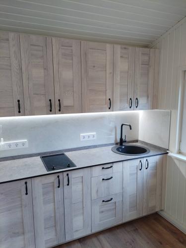 Заменены петли, отрегулировано прилегание, устранены скрипы, обновлен уплотнитель, проверена герметичность, восстановлена функциональность.