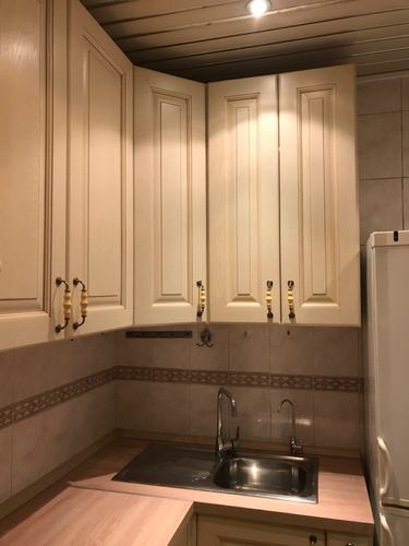 Установлены шкафы, закреплены фасады, смонтирована столешница, врезана мойка, подключен смеситель, выполнена подгонка элементов, завершена сборка, обеспечена функциональность и эстетика.