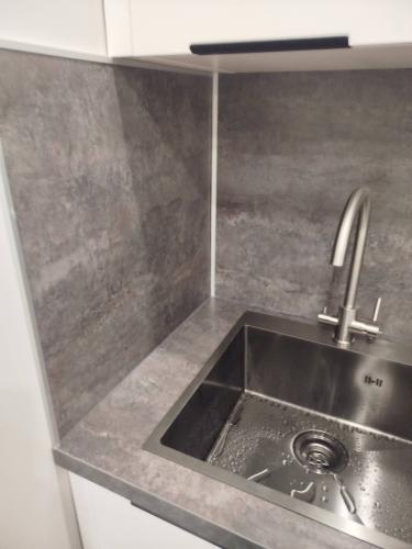 Установка проточного фильтра под мойку