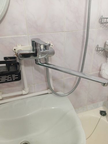 Установлен новый хромированный кран, подключены гибкие шланги, проверена герметичность соединений, обеспечена надежная фиксация на стене, протестирована работа водоснабжения.