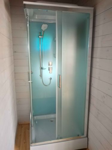 Установлена новая душевая кабина вместо старой ванны. Проведены работы по монтажу, подключению сантехники и герметизации. Обновлено пространство, улучшена функциональность.