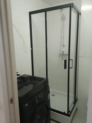 Подключено оборудование: водоснабжение, слив, электропитание. Проверена работа, устранены протечки, выровнена поверхность. Устройство готово к эксплуатации.