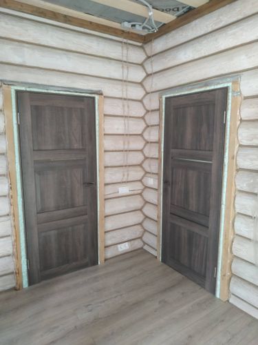 Установлена новая створка, закреплены петли, врезан замок, отрегулирована фурнитура, проверена плавность хода, выполнена отделка проема, обеспечена герметичность, завершены отделочные работы.