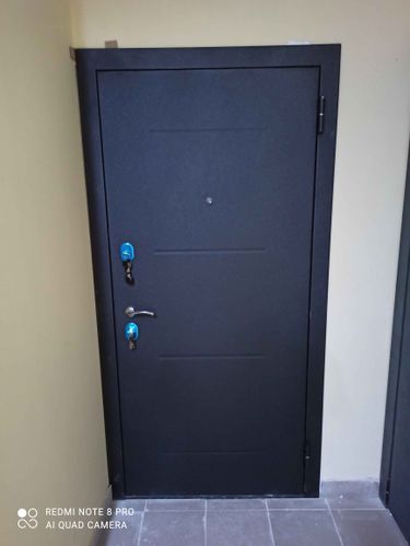 Установлена новая металлическая дверь, закреплена рама, отрегулированы петли, проверена работа замков, герметично заделаны швы, выполнена финишная отделка проема.