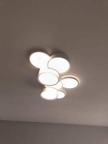 Установлено новое потолочное освещение, подключены провода, закреплено крепление, проверена работоспособность, обеспечена безопасность, завершен монтаж.