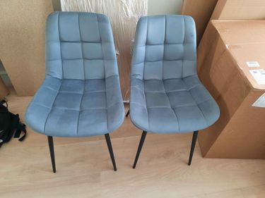 Собрано два стула: установлены ножки, закреплены спинки, проверена устойчивость. Все элементы надежно соединены, конструкция завершена, готова к использованию.