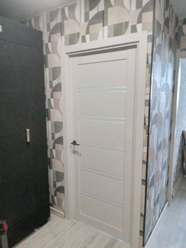 Установлена новая створка, закреплены петли, врезан замок, прикреплена ручка, выровнена коробка, зафиксированы наличники, проведена регулировка, проверена плавность хода.