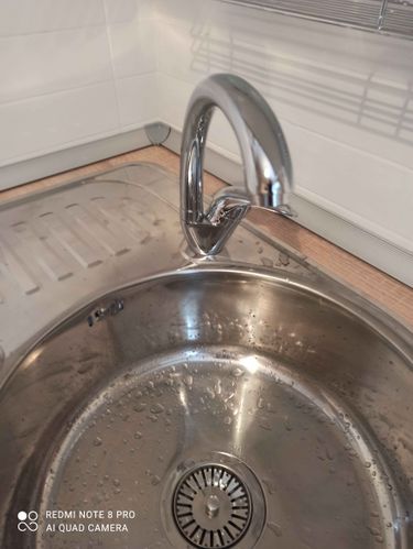 Выполнен аккуратный вырез под мойку, установлена раковина, герметично закреплены края, обеспечена надежная фиксация. Поверхность подготовлена для дальнейшего использования.