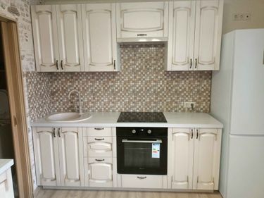 Установлены шкафы, смонтирована столешница, врезана мойка, подключена варочная панель, закреплены фасады, установлены ручки, подключены коммуникации, завершена отделка фартука.