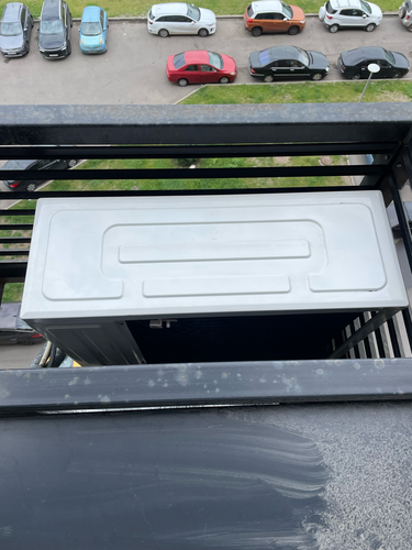 Изображение показывает завершенную работу по очистке внешнего блока кондиционера. Поверхность очищена от грязи и пыли, улучшена вентиляция, обеспечена эффективность устройства.