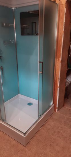 Установлено герметичное ограждение с дверцами, подключены водопровод и слив, закреплены панели, смонтированы форсунки для массажа, проверена функциональность всех элементов.