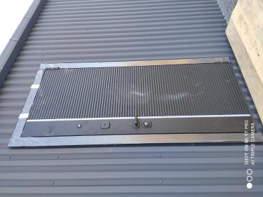 Изображена завершенная установка двери из пластика в металлическую раму. Конструкция надежно закреплена, обеспечивая функциональность и эстетичность.