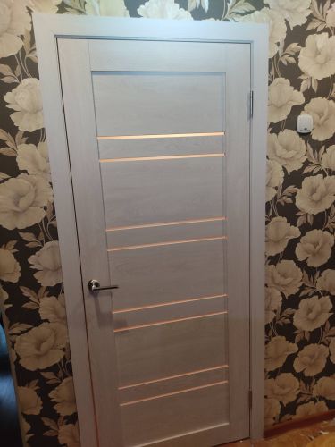 Установлена новая деревянная створка, закреплены петли, врезана ручка, отрегулированы зазоры, проверена плавность хода, обеспечена надежная фиксация в проеме, завершены отделочные работы.