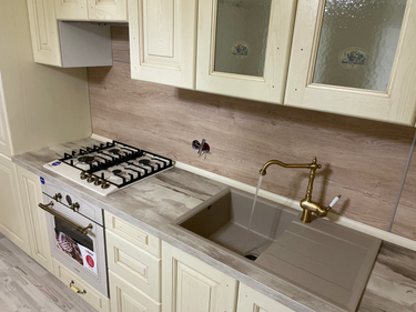 Готовые фасады для кухни аккуратно распилены и установлены. Все элементы подогнаны, обеспечивая точное соответствие и гармоничный внешний вид. Завершённый проект радует глаз.