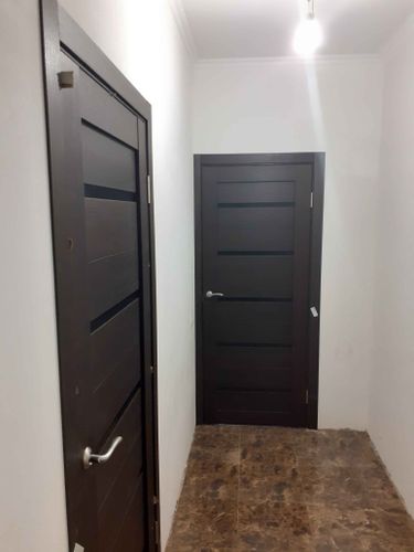 Установлена новая створка, закреплены петли, врезан замок, прикреплены наличники, отрегулирована фурнитура, проверена плавность открывания и закрывания, выполнена чистовая отделка.