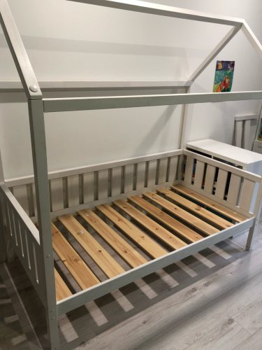 Устранены дефекты конструкции, заменены поврежденные рейки, укреплены соединения, обновлено покрытие, проверена устойчивость, улучшена функциональность и внешний вид.