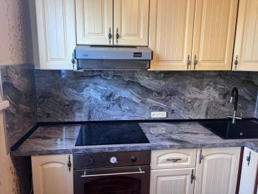 На кухне завершена установка потолочного покрытия из ПВХ. Обновленный потолок гармонично сочетается с интерьером, создавая современный и стильный вид.