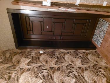 Установлены декоративные элементы вокруг двери, обеспечивающие завершённый вид и гармонию с интерьером. Работа выполнена аккуратно, без зазоров, с учётом текстуры и цвета стен.