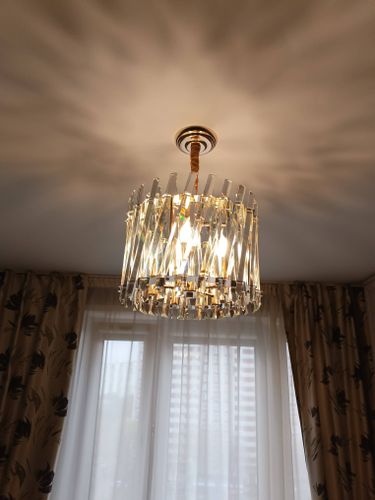 Установлено осветительное устройство на потолок, подключены провода, закреплена конструкция, проверена работа, обеспечено равномерное распределение света в комнате.