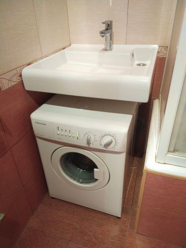 Монтаж пристенного пластикового уголка Монтаж гибкой подводки Отверстие под раковину в столешнице из ДСП