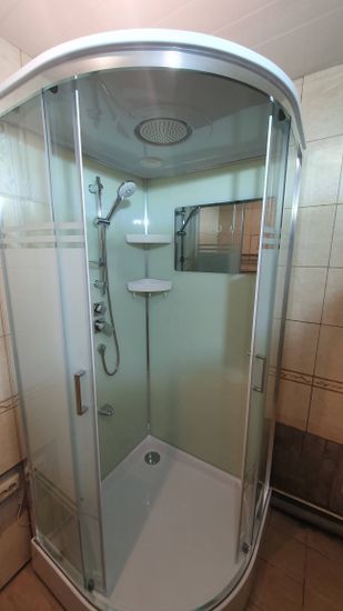 Установлено герметичное ограждение, подключены водопровод и электричество, закреплены панели, смонтированы форсунки, проверена работа всех функций, обеспечена надежная фиксация элементов.