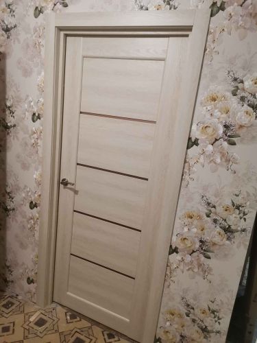 Установлены дополнительные элементы вокруг дверного проема, обеспечивающие завершенный вид и гармоничное сочетание с интерьером. Все детали аккуратно подогнаны и надежно закреплены.