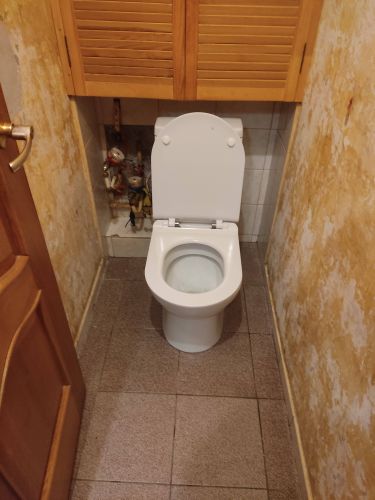 Установлен новый напольный унитаз, подключен к водопроводу и канализации, проверена герметичность соединений, закреплён на плитке, обеспечена устойчивость, произведена уборка рабочего места.