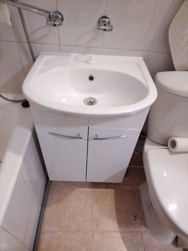 Установка раковины с тумбой