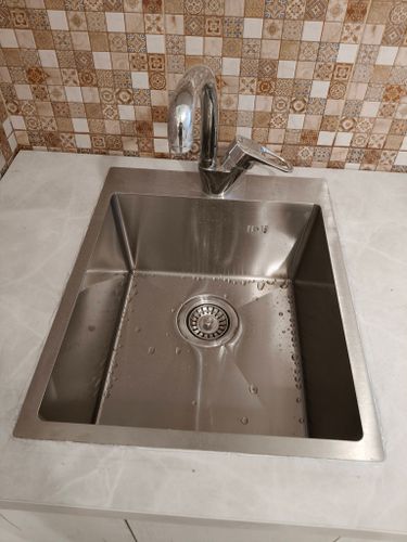 Установка и подключение врезной мойки Установка и подключение смесителя Установка столешницы ДСП