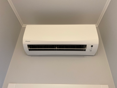 Выполнен монтаж устройства на стену, подключены коммуникации, проведено тестирование работы, проверена герметичность соединений, настроены параметры управления, завершена установка.