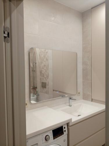 Монтаж зеркала с подсветкой