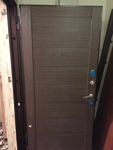 Установлена металлическая дверь: закреплена рама, навешено полотно, врезаны замки и ручка, отрегулированы петли, проверена работа механизма, выполнена отделка откосов.