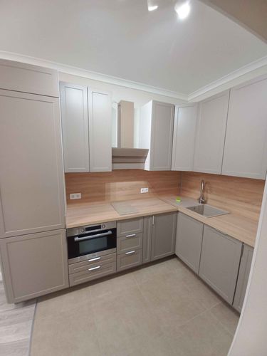 Установлены шкафы, смонтирована столешница, врезана варочная панель, подключена мойка, закреплены ручки, выровнены фасады, подключены розетки, завершена сборка гарнитура.