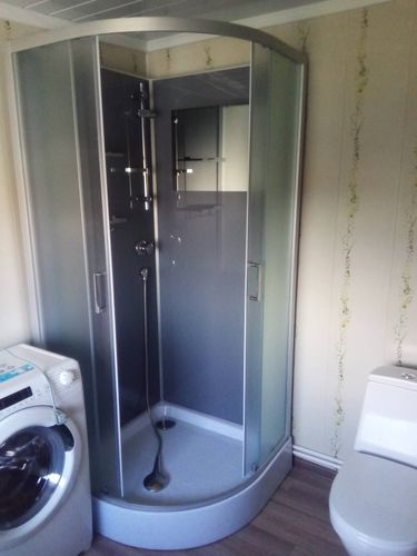 Установлен новый напольный унитаз, подключен к водопроводу и канализации, проверена герметичность соединений, произведена регулировка бачка, выполнена уборка рабочего места.